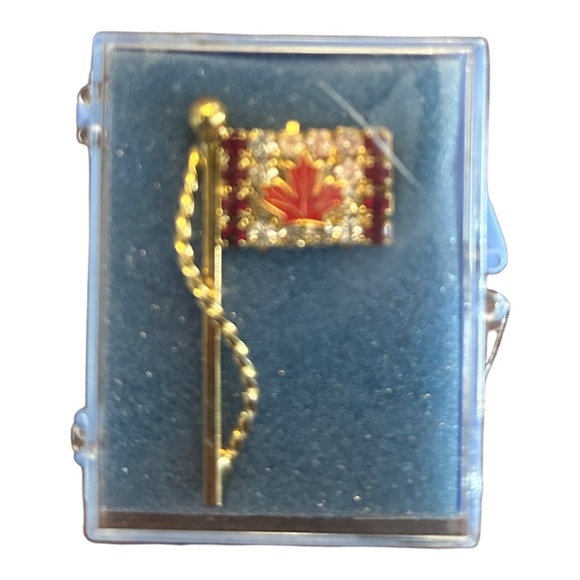 Canada Flag Brooch - Picture 3 of 3